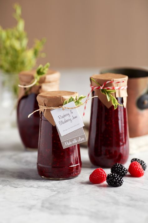 Spiced Blackberry Raspberry Jam - these would make fantastic holiday gifts @driscollsberry #blackberryjam #jam #jelly Jam Packaging, Jar Of Jam, Fruit Packaging, Blackberry Jam, Berries Recipes, Vegetable Drinks, Homemade Jam, Jam Jar, Raspberry Jam