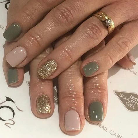 Olive Wedding Nails, Gel Nail Designs Green And Gold, Olive Green Manicure Ideas, Call Nail Ideas 2023, Gellen Nail Polish, Multi Color Dip Powder Nails, Gelish Nails Colors Fall, Neutral And Green Nails, Gold Nails With Green