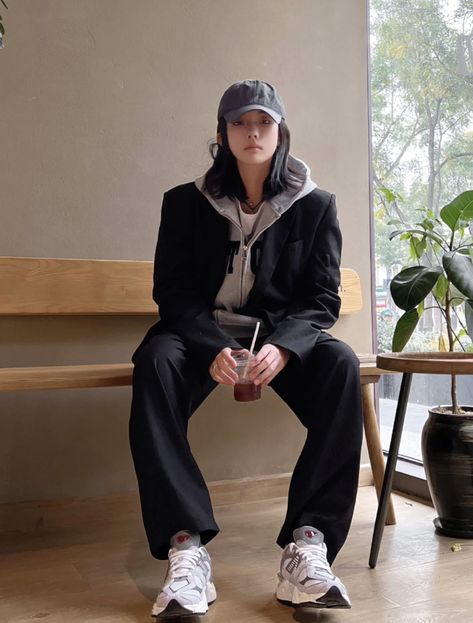 Boyish Winter Outfits, Korean Street Fashion Women Oversized, Lisa Boyish Style, Worker Jacket Outfit Women, Casual Boyish Outfits, Korean Boyish Outfit, Boyish Style Outfits, Winter Outfits Tomboy, Ootd Boyish