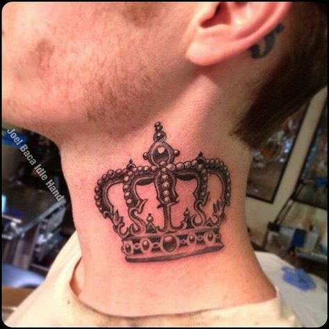 Black Crown Tattoo, Simple Crown Tattoo, Couple Wrist Tattoos, Crown Tattoo Men, Tattoo Dos, Queen Crown Tattoo, Heart With Infinity Tattoo, Men Flower Tattoo, Roses Tattoos