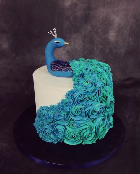 Buttercream Peacock Cake, Peacock Cupcake Cake, Peacock Cake Design, Peacock Birthday Party Decorations, Peacock Birthday Theme, Blue And Green Cake Ideas, Peacock Cake Birthday, Peacock Cake Ideas, Peacock Theme Cake