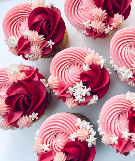 One of my favorite designs in Valentine pink, red and white!!! These are the finished cupcakes from the reels I posted a week or so ago.… Valentine Cupcake Ideas, Flower Piping, Elegant Cupcakes, Peach Muffins, Ginger House, Decorating Cupcakes, Icing Decorations, Red Cupcakes, Chocolate Drip Cake