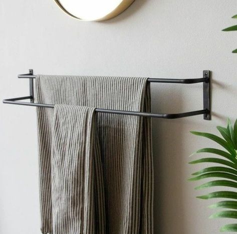 Shower Towel Rack Ideas, Bathroom Towel Hanging Ideas, Towel Hanging Ideas, Toallero Ideas, Contemporary Powder Room, Dekorere Bad, Bathroom Towel Rails, Bathroom Towel Rack, Ideal Bathrooms