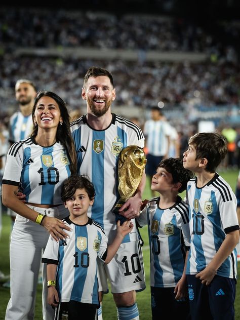 thiago-donegana Messi Antonella Roccuzzo, Messi Antonella, Messi And Wife, Messi News, Antonella Messi, Messi Family, Lionel Messi Family, Cr7 Vs Messi, Messi Poster