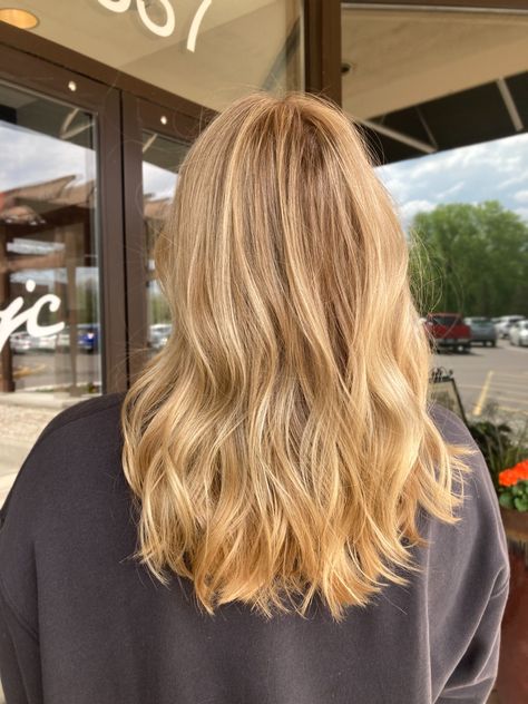 Warm Creamy Blonde Balayage, Natural Blonde Hair Highlights, Sunny Blonde Balayage, Golden Blonde Natural Hair, Golden Blonde Hair Medium Length, Pale Golden Blonde Hair, Natural Bleach Blonde Hair, Solid Golden Blonde Hair, Honey Blonde Partial Balayage