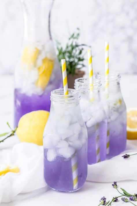 Sparkling Lavender Lemonade | summer drinks | homemade lemonade | lavender drink recipes | easy drink recipes || Oh So Delicioso #recipe #drinks #summerdrinks #lemonade #lavender #flavoredlemonade #ohsodelicioso Sparkling Lavender Lemonade, Summer Drink Recipes, Lemonade Drinks, Lavender Lemonade, Homemade Lemonade, Homemade Drinks, Easy Drinks, Lemonade Recipes, Pretty Drinks