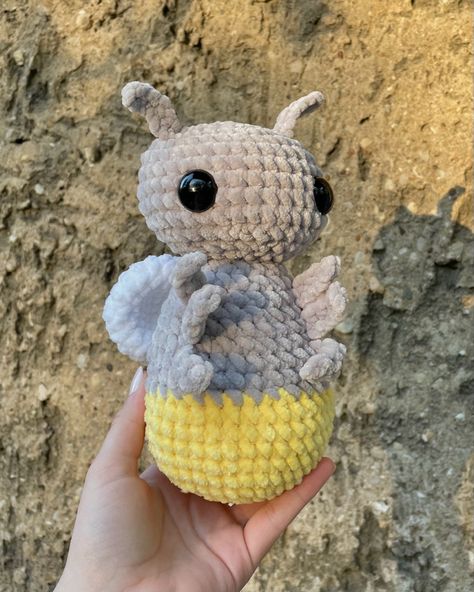 pattern from e‘pot stitches on instagram #häkelanleitung #crochet #crocheting #crochetideas #pattern #freecrochetpattern #freepatternamigurumi #germany #berlin #handmade #handgemachte #firefly #plushies Crochet Firefly Pattern Free, Crochet Firefly Pattern, Firefly Crochet Patterns, Plushie Amigurumi Free Pattern, Crochet Jumbo Plushies Pattern Free, Crochet Figures Free Pattern, Firefly Crochet Pattern Free, Jumbo Amigurumi Free Pattern, Crochet Pdf Pattern Free