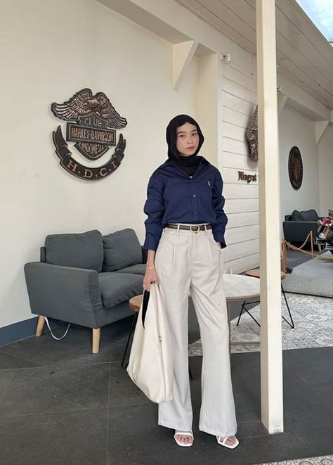 Ootd Kantor Casual, Elegant Outfit Hijab, Ootd Ngampus Hijab, Campus Outfit Hijab, Sg Estetik, Outfit Kuliah Hijab, Feminine Hijabi, Kuliah Outfit, Ootd Hijab Casual Simple