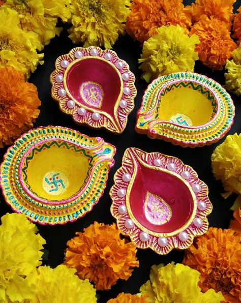 Diwali Special Decoration Ideas, Decorated Diyas For Diwali, Decorate Diya For Diwali, Diya Paintings For Diwali Aesthetic, Diya Making Ideas For Diwali, Diya Decoration Ideas Diwali Unique, Diya Paintings For Diwali, Diya Decoration Ideas Creative, Diya Paintings