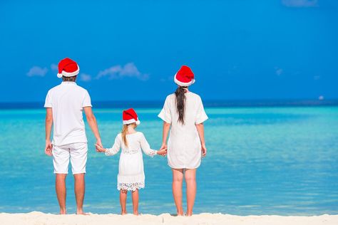 Christmas Photo Ideas: 22 Creative Ways to Take Your Family Holiday Pic | Holidays | 30Seconds Mom Beach Christmas Card Photo, Christmas Beach Photos, Beach Christmas Pictures, Beach Photoshoot Family, Beach Christmas Card, Christmas Family Photoshoot, Hawaii Christmas, Florida Christmas, Xmas Photos