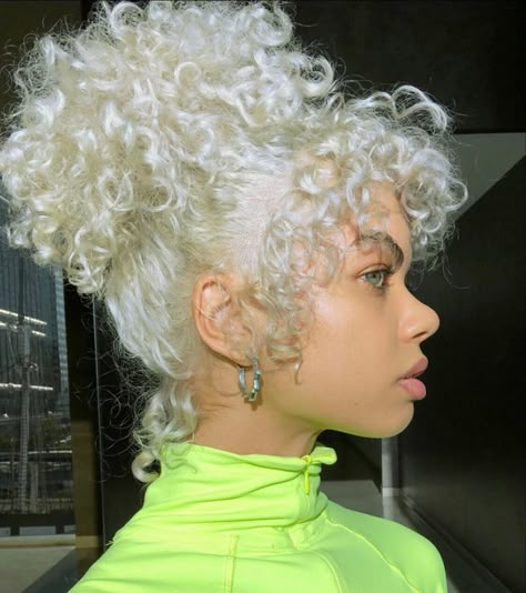 Green Hair Color Ideas, White Curly Hair, White Afro, Green Hair Color, Blonde Curly Hair, Wedding Eyeshadow, Tops Style, Skincare Photography, Hair Crush