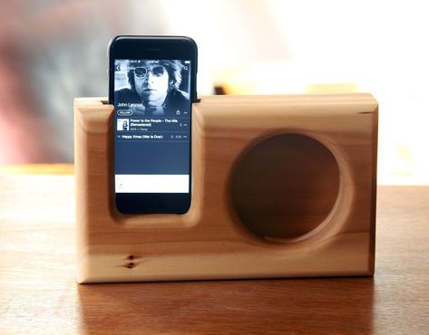 How to: Make a Simple Wooden Smartphone Speaker | Man Made DIY | Crafts for Men | Keywords: woodworking, workshop, diy, how-to #CoolWoodworking Smartphone Speaker, Wood Projects That Sell, Wine Bottle Rack, Scrap Wood Projects, Beginner Woodworking Projects, Woodworking Jigs, Phone Speaker, Small Wood Projects, Wood Working For Beginners