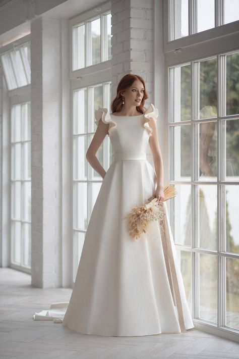 Simple Wedding Dress Plus, Simple Wedding Dress Plus Size, Dress Formal Elegant, Plus Size Satin, Modern Gown, Celebrity Bride, Wedding Dress Plus Size, Western Wedding Dresses, Classy Wedding Dress