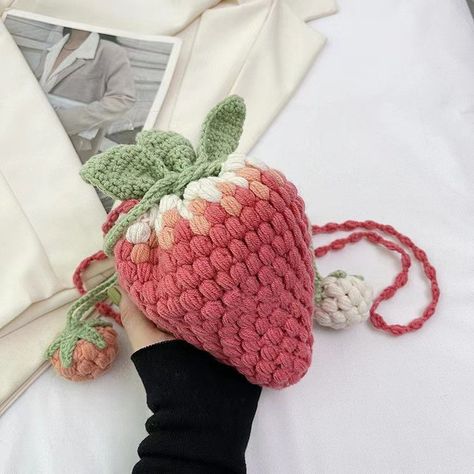 Hand Knit Bag, Tote Crochet, Confection Au Crochet, Crochet Strawberry, Cotton Handbag, Pola Amigurumi, Crochet Clutch, Fun Crochet Projects, Crochet Diy