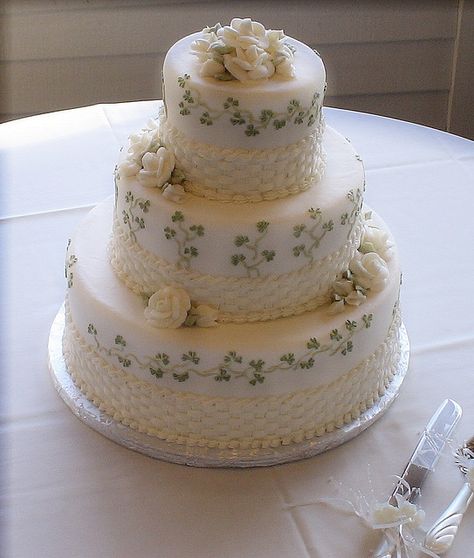 Beautiful Belleek inspired wedding cake Celtic Wedding Cake, Irish Cakes, Irish Bride, Irish Wedding Cake, Shamrock Cake, Irish Themed Weddings, Irish Cake, Belleek Pottery, Wedding Cake Recipe