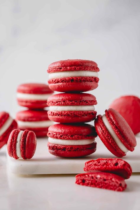 Red Velvet Macarons ~Sweet & Savory Red Velvet Macaroons, Red Macarons, Christmas Macaron, Red Velvet Macarons, Ruby Jubilee, Red Velvet Recipes, French Cookies, Macaron Flavors, Holiday Desserts Table