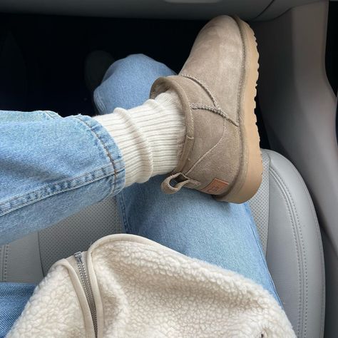 Antelope Uggs, Antelope Uggs Outfit, Ugh Outfits, Ugg Season, Shoes For Winter, Winter Mode Outfits, Cozy Clothes, Fall 23, Skandinavian Fashion