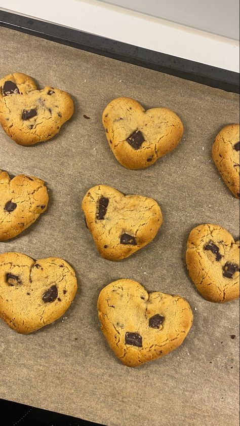 Dessert For Boyfriend, Baking For Boyfriend, Desserts For Boyfriend, Cookies For Boyfriend, Baking With Boyfriend, Heart Shaped Cookies Valentines, Cookies Heart Shaped, Cookies Valentines Day, Aesthetic Cookies