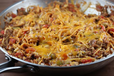 One Pan Skillet Spaghetti Recipe - Cully's Kitchen Skillet Spaghetti, Ground Beef Skillet, Beef Skillet, Grandmothers Kitchen, Cabbage And Sausage, One Pot Dinners, Spaghetti Recipe, Slow Cooker Pulled Pork, Skillet Meals