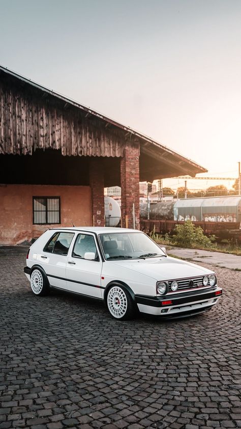 Volkswagen Vintage, Golf Gti Mk1, Wallpaper Carros, Car Side View, Volkswagen Golf Mk1, Datsun Car, Vw Golf Mk4, Vintage Wallpapers, Vw Art