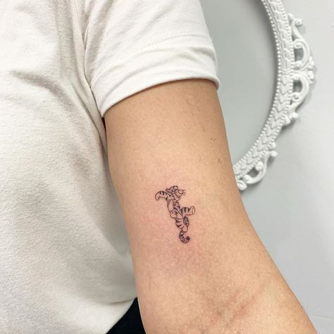 Uplifting Winnie the Pooh Tattoos Piglet Tattoo, Eeyore Tattoo, Winnie The Pooh Tattoos, Lotusblume Tattoo, Cute Tiny Tattoos, Best Sleeve Tattoos, Cardigan Winter, Best Friend Tattoos, Dainty Tattoos