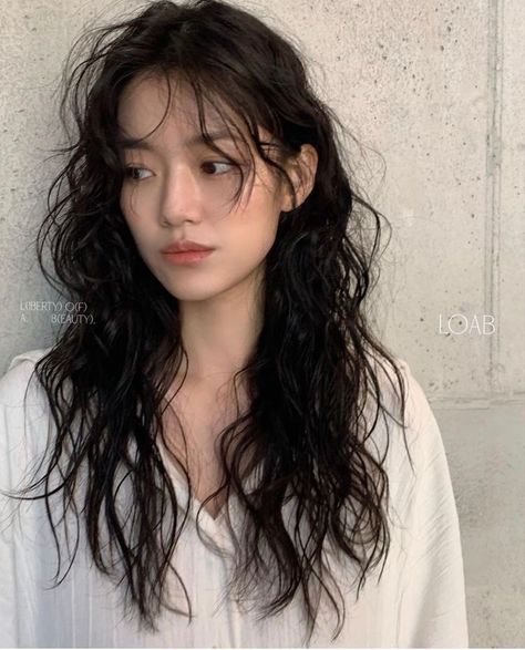 Korean Hairstyle Curly Hair, Korean Perm Wavy Hair, Curly Long Hair Layers, Korean Girl Curly Hair, Womens Perm, Curly Korean Hair, Long Wavy Wolf Cut, Haircuts For Naturally Wavy Hair Medium, Curly Hair Korean