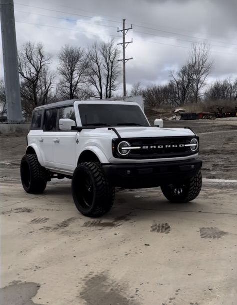 White Bronco Outer Banks, White Bronco Sport Aesthetic, Outer Banks Bronco, Bronco Ford 2023, White Bronco Aesthetic, White Ford Bronco Aesthetic, 2023 Ford Bronco White, Bronco Ford White, Aesthetic Bronco