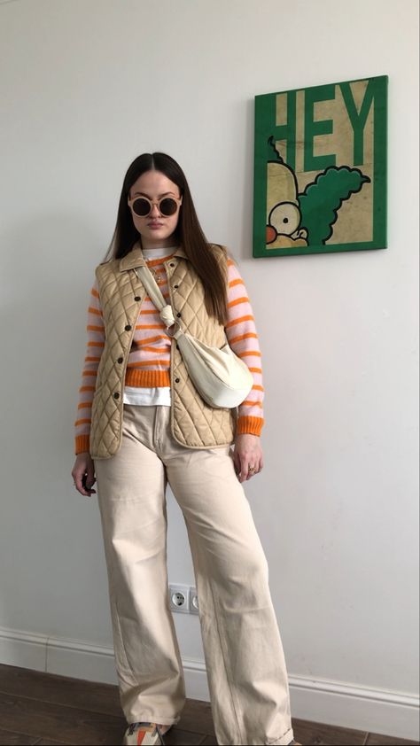 Beige Quilted Vest Outfit, Beige Wide Leg Jeans, Quilted Vest Outfit, Vest Street Style, Portuguese Style, Striped Vest, 2024 Ideas, Striped Vests, Clothes Diy