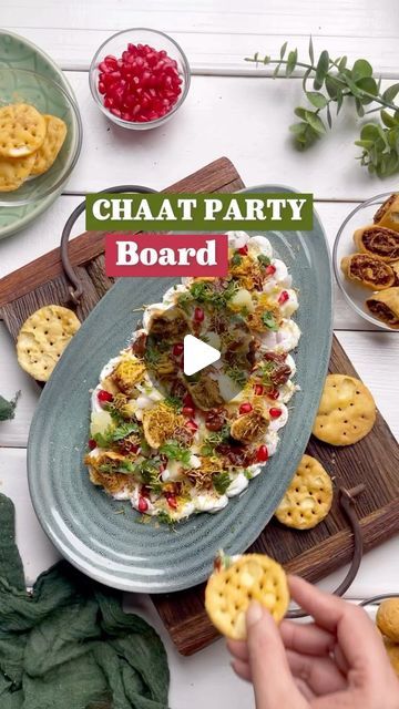 Jalpa Gada on Instagram: "CHAAT PARTY BOARD INGREDIENTS For the dip * Hung curd 3/4 cup * Castor sugar 2 tbsp * Chat masala 1 tbsp For the Toppings * Red chilli powder 1 tsp * Chat masala 1 tsp * Bhakarwadi 1/4 cup * Kachori 1/4 cup * Pomegranate 2 tbsp * Onions 2 tbsp * Boiled potatoes 1/4 cup * Green chutney 2 tbsp * Sweet chutney 2 tbsp * Sev 2 tbsp * Coriander 1 tbsp * Sev Puris 10 to 12 Don’t forget to Follow @thepink.apron for more content and Recipes .... Happy Cooking 🧑‍🍳 Happy Holidays ♥️ #partyrecipes #partyfood #butterboard #chaatboard #chaatlover #chaatrecipes" Chaat Party, Veg Starter Recipes, Chat Masala, Indian Appetizers, Spicy Snacks Recipes, Red Chilli Powder, Diwali Food, Pani Puri, Breakfast Recipes Indian