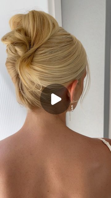 Niki Taylor - Bridal + Editorial Hairstylist on Instagram: "Finalé bride of 2023🔥.. and we went out with classy and chic!   Our final moments of 2023 finessing the face framing and placing the veil.. how spectacular, WHAT A YEAR!!  NEW @natalieannehaircare SOFT SHAPING TEXTURE MIST.. im obsessed!  Then locking it in with my holy grail @originalmineral ORIGINAL QUEENIE HAIRSPRAY  Just a good big barrelled Blow out with GHD HELIOS and swept up into a classic twist! GHD CREATIVE CURL WAND on the face frame @ghdhair_anz @ghdhair @ghdpro_anz 💫 I really admire this hairstyle choice for the #2024bridetobe !   Professional Noosa hairstylist for the modern bride, Book your 2024 | 2025 wedding date today!  WWW.SASSANDNIKI.COM  #modernweddinghair #ghdstylesquad #noosahairdresser #haireducation #bri French Twist With Veil, Modern French Twist, Ghd Creative Curl Wand, Ghd Helios, French Twist Tutorial, Curl Wand, Modern French Twists, 90s Hair, Ghd Hair