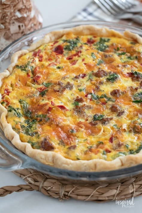 How to Make Roasted Red Pepper and Sausage Quiche #breakfast #brunch #quiche #sausage #roastedredpepper #easy #lunch #recipe Veg Quiche, Pepper Quiche, Sausage Quiche Recipes, Easy Quiche Recipe, Potato Quiche, Sausage Quiche, Vegetarian Quiche, Vegetable Quiche, Easy Quiche