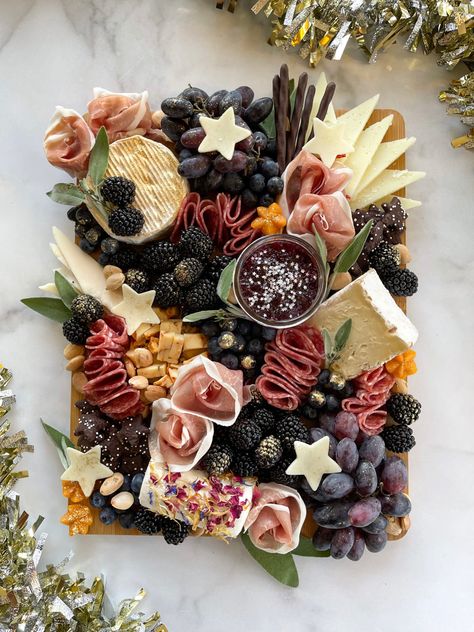 Nye Party Platters, Star Charcuterie Board Ideas, New Year’s Eve Cheese Board, New Years Grazing Board, Nye Cheese Board, Nye Snack Board, Nye Graze Board, Edible Charcuterie Board, New Years Charcuterie Board 2023