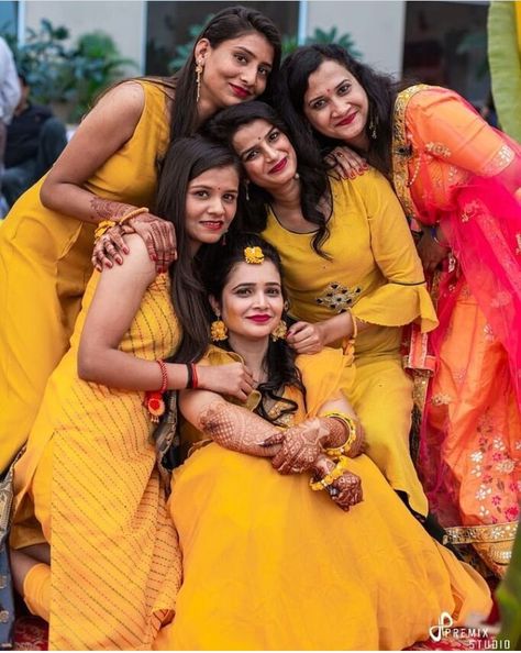 Haldi Sister Poses, Haldi Poses With Sister, Haldi Friends Pose, Haldi Photoshoot Poses With Sisters, Haldi Group Poses, Haldi Photography Ideas With Friends, Mangala Snanam Stills, Haldi Poses For Bride With Friends, Haldi Group Photos