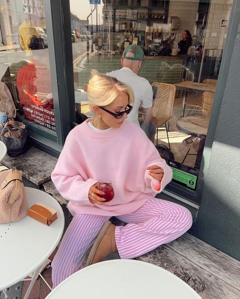 India Moon (@indiaamoon) • Instagram photos and videos Pastel Winter Outfit, Pink Jumper Outfit, French Girl Outfits, Coffee Shop Date, Scandinavian Outfit, Cute Pink Outfits, Look Rose, Girl Fashion Style, Shop Aesthetic