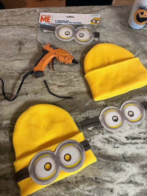 Minions DIY Halloween Costumes #Minions #DiyHalloweenCostumes #HalloweenIdeas #Easy Minion Rave Outfit, Minon Costume Diy Halloween Family, Minon Costume Diy Halloween, Bob Minion Costume, Minion Adult Costume Diy, Easy Diy Minion Costume, Minion Halloween Costumes Diy, Toddler Minion Costume Diy, Easy Bee Costume Diy