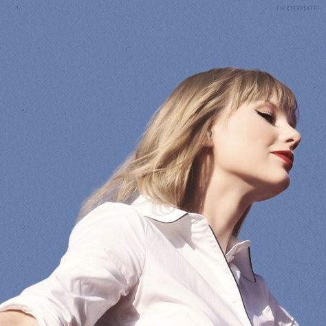 In My Eras Era, Taylor Swift Fotos, Taylor Swift Icon, Light Blue Aesthetic, Aesthetic Light, Taylor Swift 1989, Red Taylor, Taylor Swift Album, Taylor Swift Wallpaper