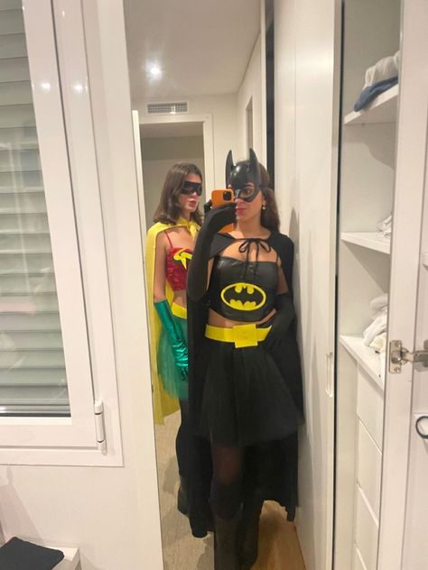 Womens Robin Costume, Halloween Costume Dc, Halloween Costumes Dc Women, Batman Duo Costume, Diy Spiderman Costume For Women, Robin And Batman Costumes, Duo Halloween Costumes Superhero, Batman And Robin Halloween Costumes, Robin Halloween Costume Women