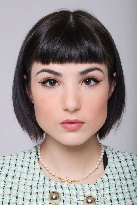 Nerd Haircut, Womens Bob Hairstyles, Vintage Haircuts, Glamorous Wedding Makeup, Bowl Haircuts, Chin Length Haircuts, Haircuts Ideas, Edgy Haircuts, Bob Hairstyles With Bangs