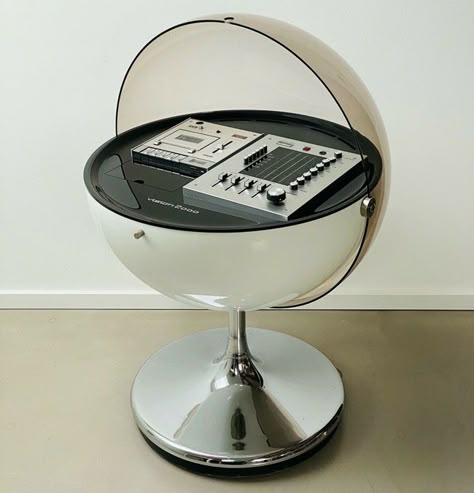 Another wonderful piece of space-age audio on eBay, this 1970s Rosita Vision 2000 unit is a design classic and an icon of the era. Retro Futuristic Table, 70s Space Aesthetic, Space Age Decor, Futurism Aesthetic, Space Age Interior, Space Age Furniture, Googie Design, Space Age Aesthetic, Retro Electronics