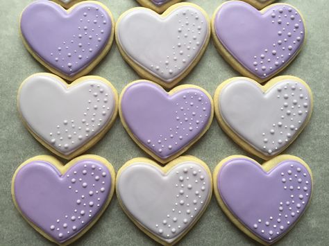 Wedding Cookies Lavender, Purple Cookies Aesthetic, Wedding Cookies Decorated Hearts, Pink And Purple Cookies, Purple Wedding Cookies Decorated, Purple And Gold Cookies, Purple Royal Icing Cookies, Purple Bridal Shower Cookies, Bridal Shower Heart Cookies