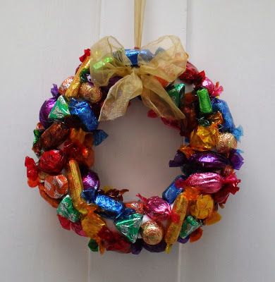 Helen's Craft Haven...: Chocolate Wreath! Chocolate Wreath, Candy Wreath Christmas, Candy Wreaths, Christmas Fundraiser, Quality Streets Chocolates, Christmas Fair Ideas, Diy Christmas Candy, Christmas Decs, Candy Wreath