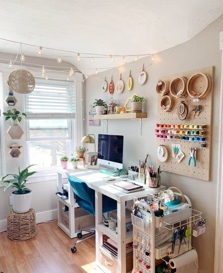 Crafting Room Aesthetic, Embroidery Office Space, Embroidery Desk Work Spaces, Embroidery Studio Organization, Embroidery Pegboard, Embroidery Studio Craft Rooms, Apartment Craft Space, Embroidery Supplies Organization, Cosy Craft Room