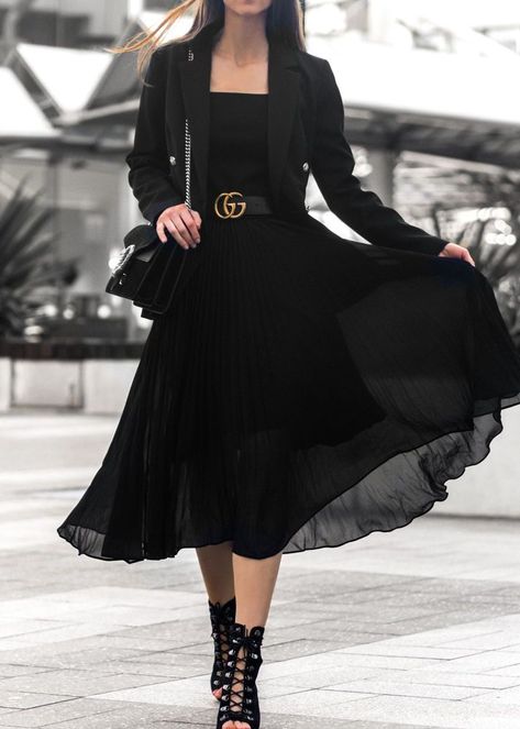 Gucci Belt Skirt Outfit, Dress With A Belt Outfit, Gucci Pearl Belt Outfit, Black Dress With Belt Outfit, Gucci Women Outfit, Gucci Style Women, Gg Belt Outfit, Gucci Dress Outfit, Gucci Style Outfit