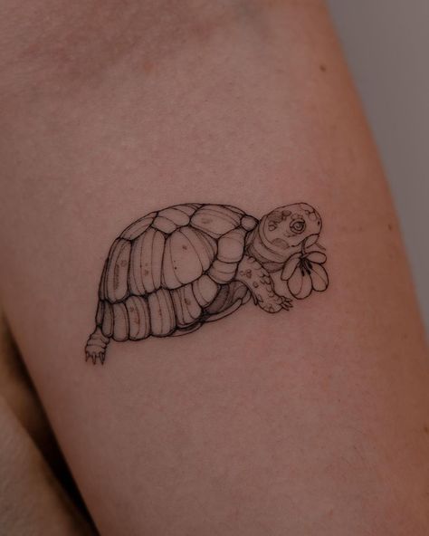 Cute Turtle Tattoo, Tortoise Tattoo, Nature Tattoo Ideas, Botanical Tattoos, Hawaii Tattoos, Stunning Tattoos, Cool Nature, Hippie Tattoo, Turtle Tattoo Designs