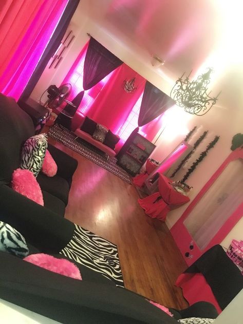 Mcbling Living Room, Trashy Y2k Room Ideas, Y2k Living Room Aesthetic, Mcbling Birthday, Mcbling Room, Y2k Room Ideas, Barbie Room Decor, Hot Pink Room, 2000s Trashy