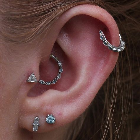 Double lobes + helix + tragus + daith Daith And Double Helix Piercing, Double Helix Piercings Aesthetic, Double Helix Piercing, Tragus Daith, Daith Jewelry, Cute Piercings, Double Helix, Piercing Ideas, Tragus Piercings