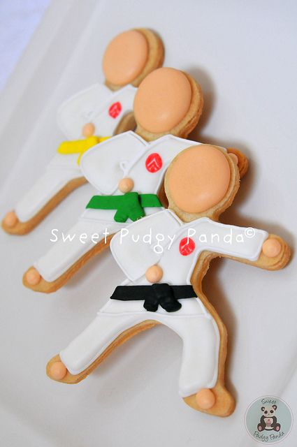 Karate cookies. Someone make me these. Please! Karate Cake, Karate Birthday Party, Karate Party, Sports Cookies, Karate Birthday, Art Birthday Party, Ju Jitsu, Fancy Cookies, Cookie Inspiration