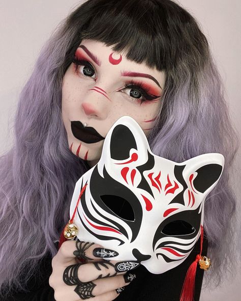 🥀 na Instagramie: „𝔎𝔦𝔱𝔰𝔲𝔫𝔢 🦊 . . . #polishgirl #goth #imjusttired #halloween #gothmakeup #makeup #halloweenmakeup #purplehair #gothgirl #gothic # …” kitsune make up mask Ninja Makeup, Geisha Makeup, Fox Makeup, Hair Mascara, Makeup Cosplay, Anime Cosplay Makeup, Anime Makeup, Mask Makeup, Halloween Eyes