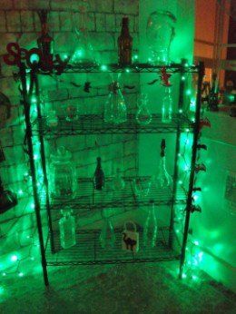 Easy ideas to transform any room into a mad science laboratory with a few props. Mad Scientist Yard Decorations, Toxic Party Theme, Evil Scientist Decorations, Mad Scientist Door Decorations, Haunted Hallways At School, Spooky Laboratory, Halloween Party Ideas Games, Science Party Ideas, Science Kitchen