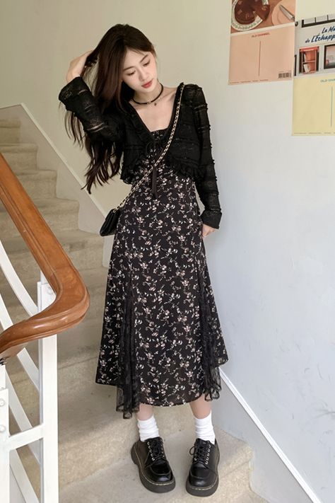 beautiful young woman in a witchy outfit is posing for the camera Summer Gothic Outfits, Goth Spring Outfits, Casual Witch Outfit, Summer Witch Outfits, Outdoor Style Women, Goth Girl Summer, Witch Summer, Diy Armor, Summer Witch